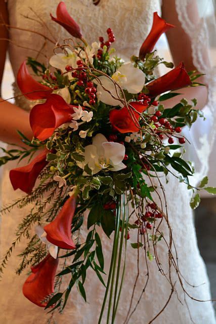 You don't have to be an expert to choose a flower that best suits your personality, wedding theme and venue. Beautiful Christmas Wedding flowers - repinned by: http ...