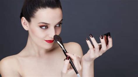 Know The Science Behind Makeup And How Blush Make You Look Attractive ब्लश लगाने से क्यों