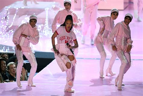 Rihannas Mtv Vma 2016 Performances Were Amazing In Every Way Glamour