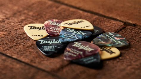 How To Hold A Guitar Pick Taylor Guitars 2022
