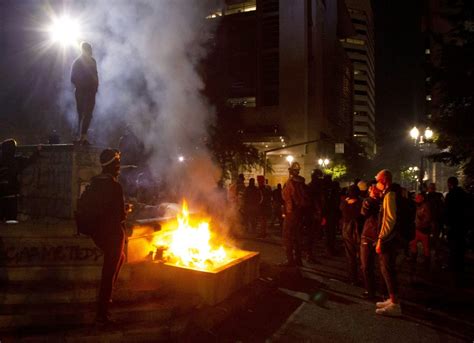 Portland Protesters Clash With Police Throwing Fireworks Hamodia Com