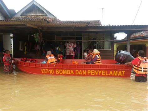 4 Dead 14000 Evacuated After Floods In Thailand Malaysia Border
