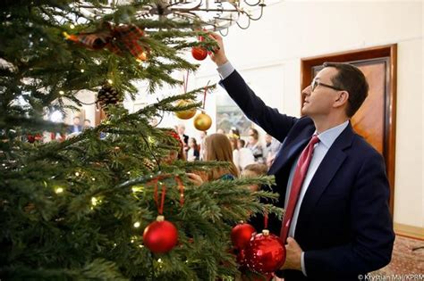 Jun 12, 2021 · premier mateusz morawiecki w sobotę 12 czerwca udał się z wizytą do będkowic w małopolsce, gdzie odwiedził jedno z gospodarstw. Mateusz Morawiecki. W święta to żona jest premierem ...