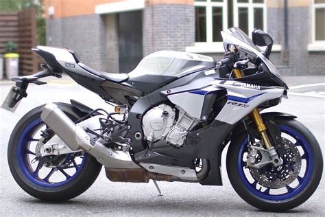 The yzf r1m is a powered by 998cc bs6 engine mated to a 6 is speed. Video review: Yamaha R1M | Visordown