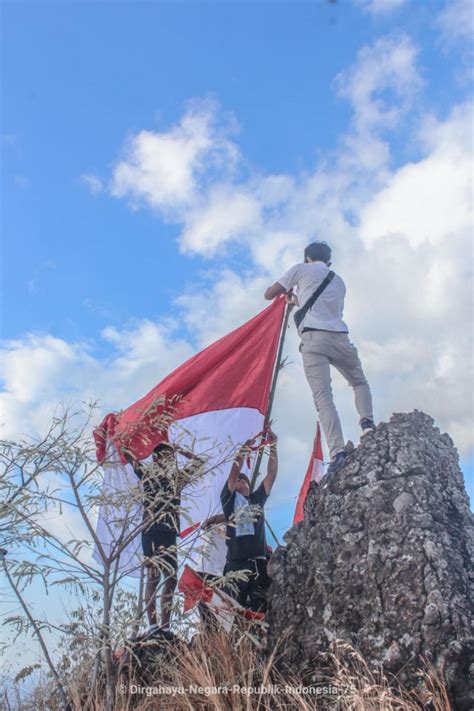 Pengibaran Bendera Merah Putih Di Puncak Gunung Kembar Melanting