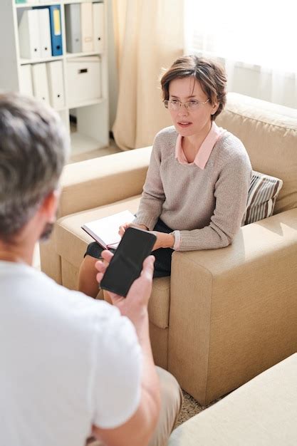 Premium Photo Thoughtful Lady Psychiatrist Listening To Patient At