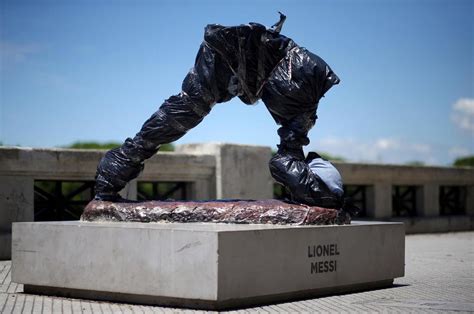 بالصور تمثال ميسي يتعرض للتخريب في الأرجنتين