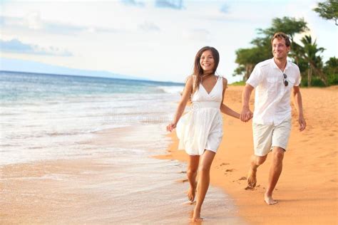 Beach Couple On Romantic Travel Honeymoon Fun Stock Image Image Of Girl Beach 40248617