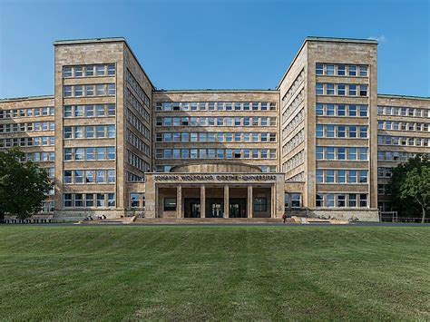Abrams building oder einfach european headquarters) in frankfurt am main wurde von hans poelzig entworfen und. IG Farben Building in Frankfurt am Main, Germany | Sygic ...