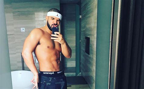 Abs On Abs On Abs Drake Is Looking Hot Hollywoodlife Scoopnest