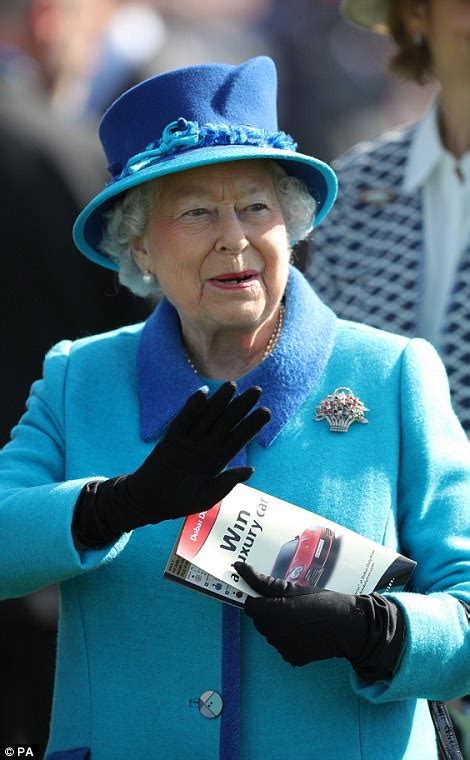The Queen Watches As Her Horse Wins At Newbury Races Daily Mail Online