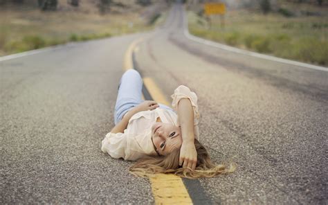 Wallpaper Blonde Road Lie Down Photoshoot 1920x1200 Wallpaperup 1072936 Hd Wallpapers