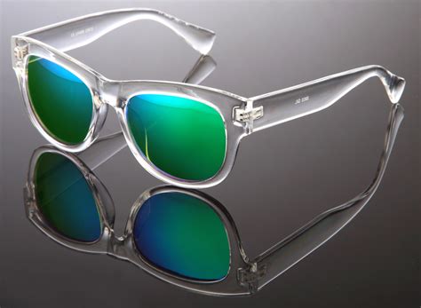 sonnenbrille mit verspiegelten gläsern ensunglasses with mirrored glasses