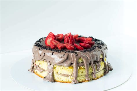 Naked cake de chocolate e frutos vermelhos Entrega Grátis em 24h