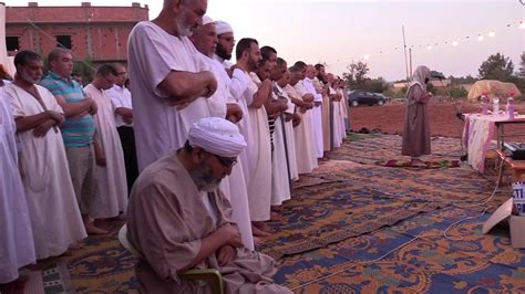 فضيلة الشيخ د محمد ابن عائشة يصلي بجمع المبارك الصلاة العشاء بمناسبة