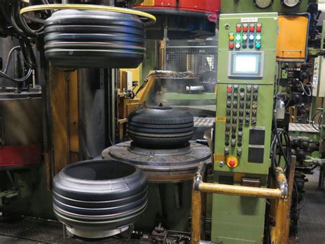 Hinter den Kulissen: Reifenentwicklung und -Herstellung bei Dunlop in ...