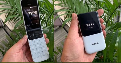Nokia 2720 Flip First Look At The Nostalgia Inducing Clamshell Phone
