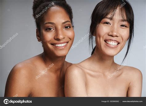 Retrato Dos Mujeres Multinacionales Semidesnudas Sonriendo Mirando C Mara Aislada Sobre