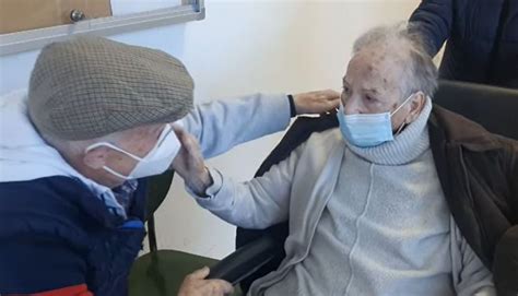 El Emotivo Reencuentro De Una Pareja De Ancianos Que Lleva 64 Años
