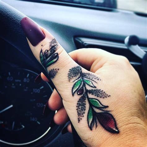 47 daring hand tattoos for girls to express themselves
