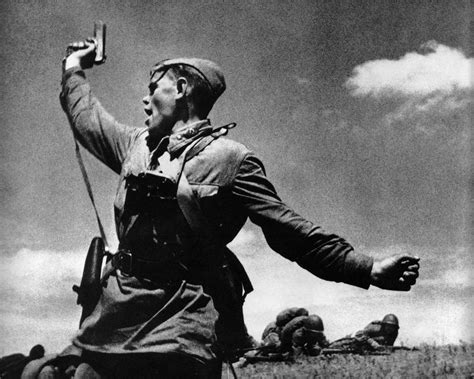 Все это вы увидите на фотографиях, которые запечатлели начало войны 1941 года. Советская документальная фотография времен Великой ...