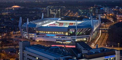 Siedziba klubu znajduje się w eindhoven, gdzie zespół rozgrywa swoje mecze na stadionie philipsa, wyposażonym w 36 500 krzesełek.stadion ten gościł wiele finałów europejskich pucharów, a w 2000 roku był także jedną z aren mistrzostw europy, rozgrywanych w belgii i holandii. PSV.nl - Philips Stadium
