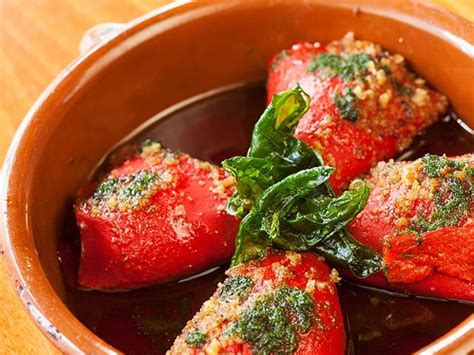 Empieza tu día con estas cebollas y pimientos rellenos de huevo que te encantará preparar. Pimientos del piquillo rellenos de carne | Recetas de ...