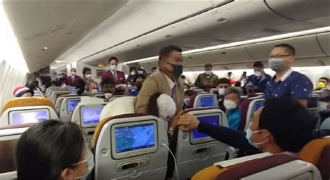 中国籍女乘客疑因不满长时间等待消毒，竟然故意朝空姐猛咳嗽要求下机，结果立刻被空服员上前压制。 （图片来源：youtube截图） 澳洲生活网