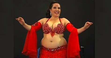 Толстая женщина с большими буферами танцует восточный танец Telegraph