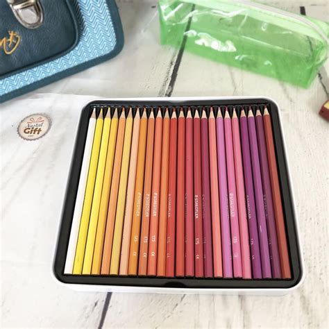 Vous cherchez des crayons de couleurs ? Boite en métal de 72 crayons de couleur hexagonaux - Staedtler