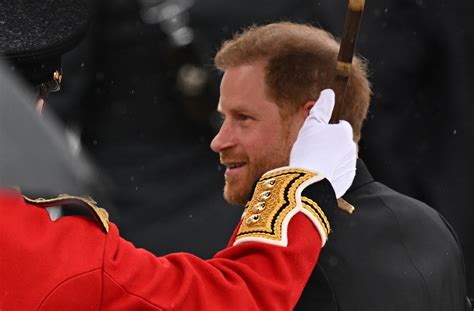 Le Prince Harry Aperçu Tout Sourire à Labbaye De Westminster Foto 7sur7be