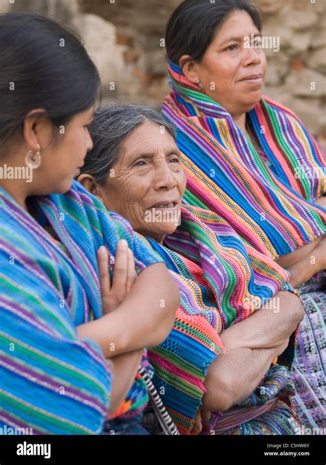 La Familia Indígena Guatemalteca En Vestimentas Tradicionales En