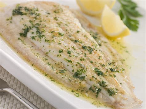 Cooking dover sole a la meuniere with boundary's head chef peter weeden. Sole Meunière: een Frans visje in een boterige saus - Culy.nl