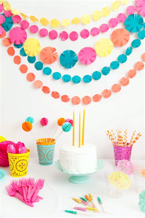 Before summer really takes over, bringing high temperatures and higher humidity, it's time to enjoy a party outside. DIY FIESTA PARTY GARLAND- tell love and party