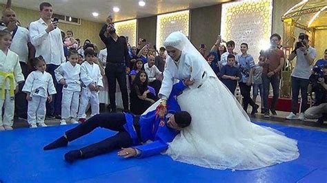 بالفيديو عروس تركية تطرح زوجها أرضا في حفل زفافهما bladi online