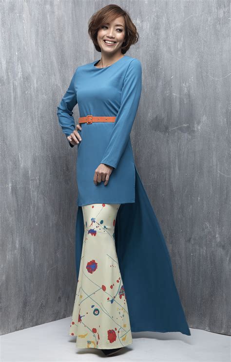 #fashionillustration #weddingdressillustration #desaingaunpengantinvideo ini mengenai tutorial desain hijab baju pesta yang dapat digunakan untuk acara. Pin on Baju Raya 2016 | Buy Baju Kurung Moden - Emel by ...