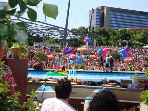 It is a seasonal live programme which airs only during the summer months with 16 to 21 episodes being. Bild "Pool Backstage" zu ZDF Fernsehgarten in Mainz