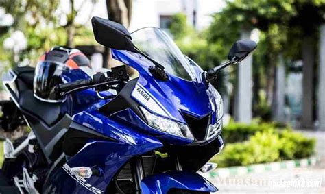 With liquid cooled, sohc and four valve engine, it can produce maximum power 19.04 bhp @ 10000 rpm along with 14.7 nm @ 8500 rpm maximum torque. R15 V3 Couple Images Hd : Yamaha R15 V3 Wallpapers ...
