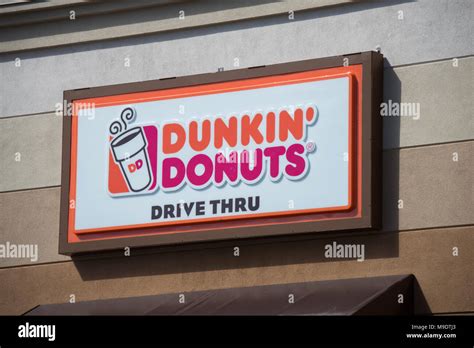 Un Dunkin Donuts Drive Thru Firmar Al Lado De Un Restaurante En El
