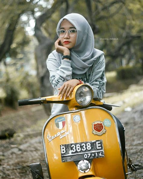 Galeri foto biker cewek cantik naik motor. Download Kumpulan 100 Gambar Wanita Naik Sepeda Motor ...
