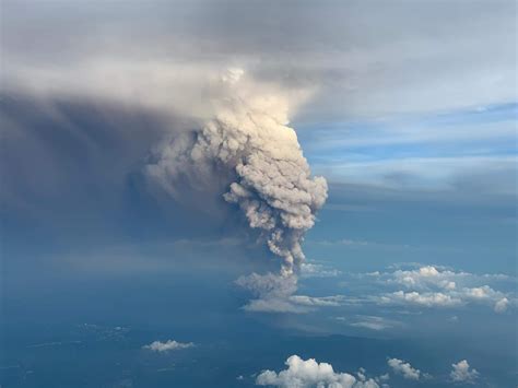 Look Pilot Captures Images Of Taal Volcano Eruption 25000ft From