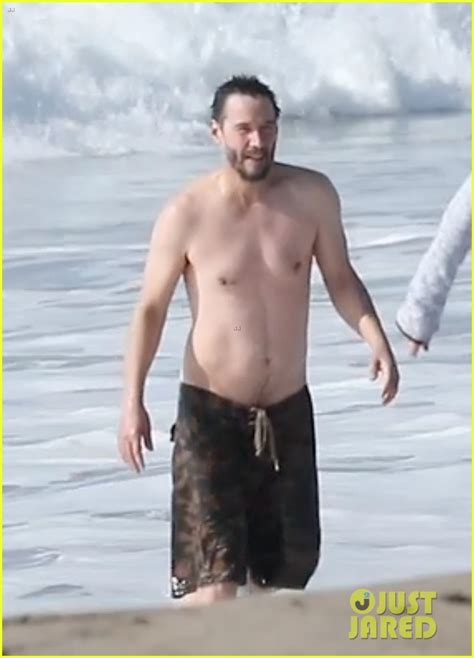 Photo Keanu Reeves Shirtless Beach Malibu January 2021 10 Photo
