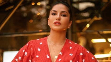Sunny Leone Looks Glamorous As She Dons 80s Style For Retro Aerobics Workout Watch Video
