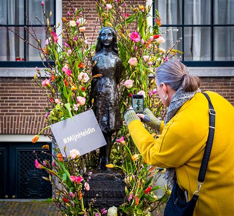 The newspaper says winblad married kline, 63, six years ago. Standbeeld Anne Frank in de bloemen gezet - Flowermoments ...
