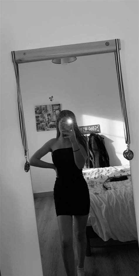 Pin By Didi Abdulghani On انوثة In 2021 Mirror Selfie Girl Girl Photo Poses Snapchat Girls