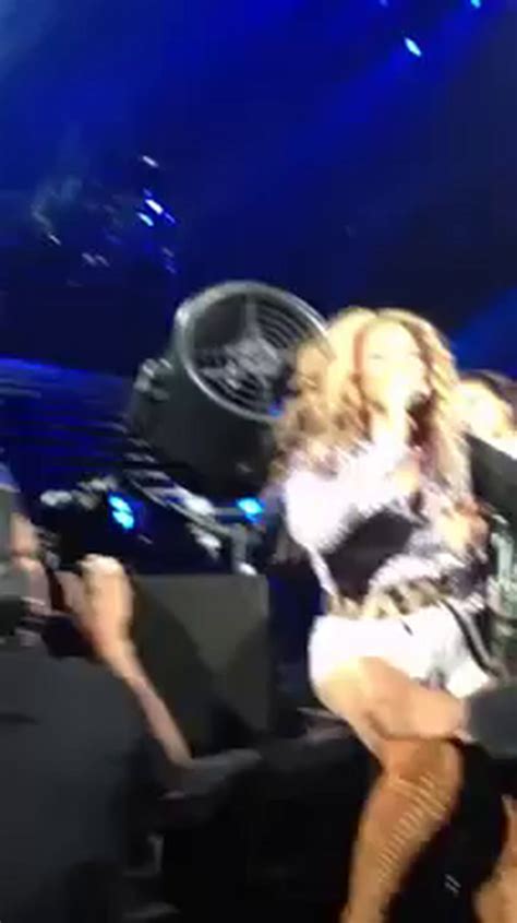 Watch The Video Beyonce Gets Her Hair Stuck In A Fan During A Concert
