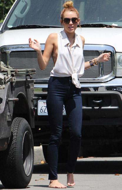 Barefoot Miley Enjoys A Ride In Neighbors Classic Car