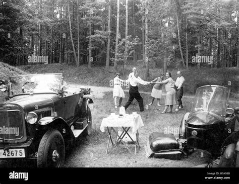 Historisches Foto Picknick Mit Tanz Ca 1930 Stockfotografie Alamy