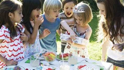 A Parents Guide To Kids Birthday Party Etiquette Kids Birthday