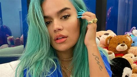 Karol G generó intriga con un peculiar topless